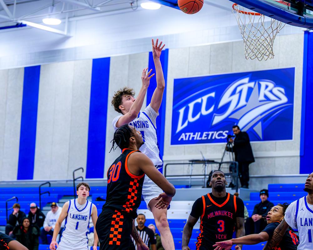 Men's basketball continues to dominate the court