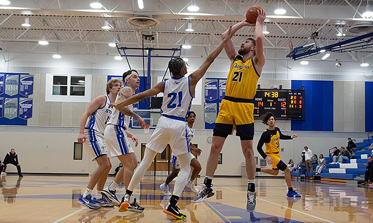 Men's Basketball loses at buzzer